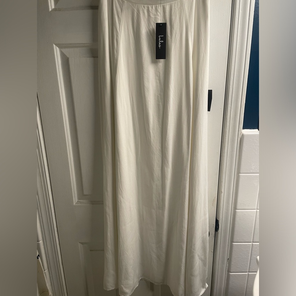 Women’s Lulus white maxi skirt, double slit, never worn brand new condition